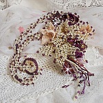 Collier Les Floralies sur une base Netting, j&rsquo;ai r&eacute;alis&eacute; &agrave; l&rsquo;aiguille un bouquet de fleurs et feuilles en rocailles &agrave; laquelle s&rsquo;ajoute des Sugilites. Aux couleurs Ivoire, Am&eacute;thyste, Rose et Purple